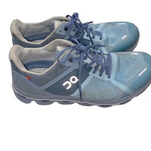 On Cloud blue running shoes size 9 1/2